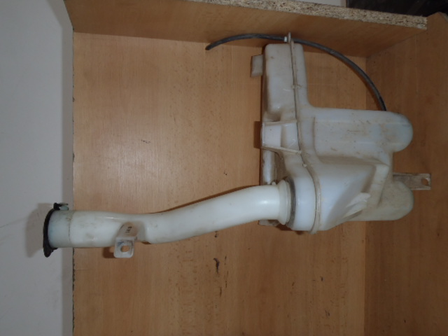 Nádobka ostřikovačů + motorek  Hilux