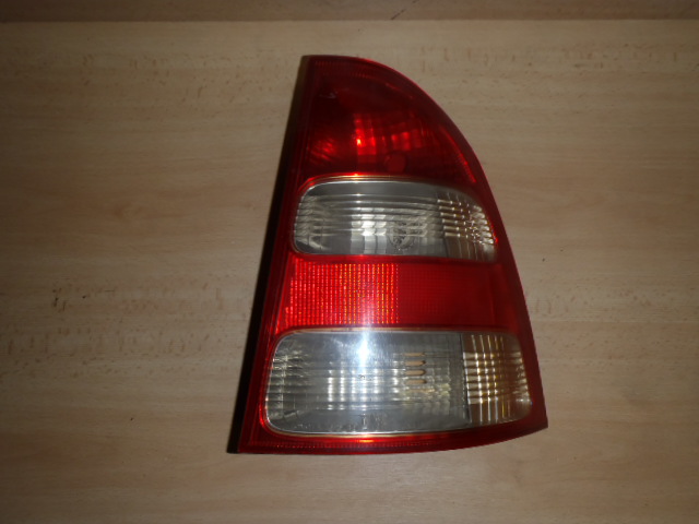 Zadní světlo Corolla P.2002-2004 combi