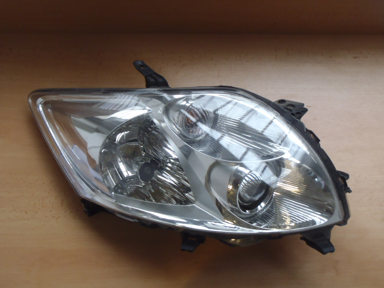 Přední světlo Auris P.2006-2010