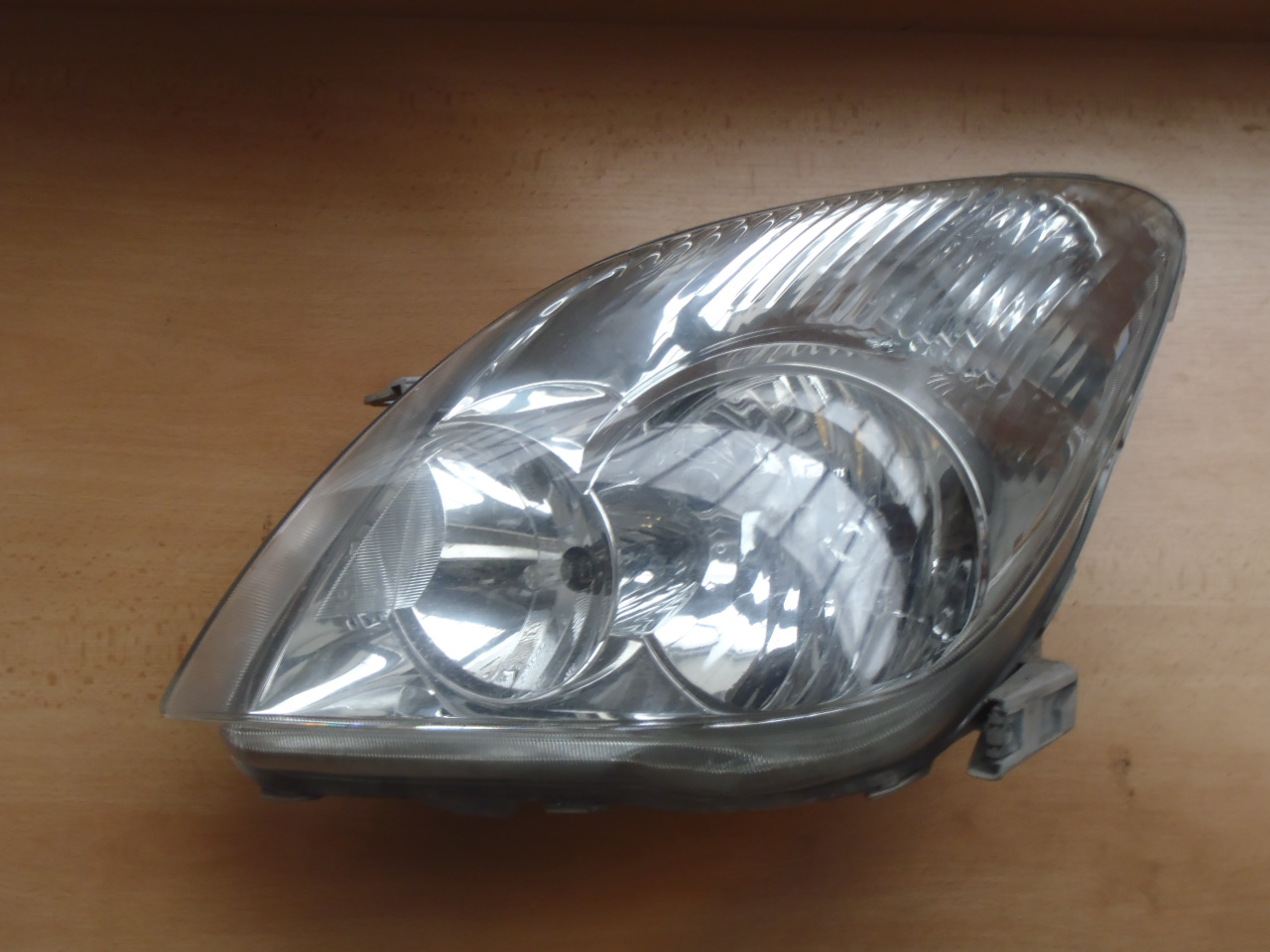 Přední světlo Corolla Verso L.2001-2004