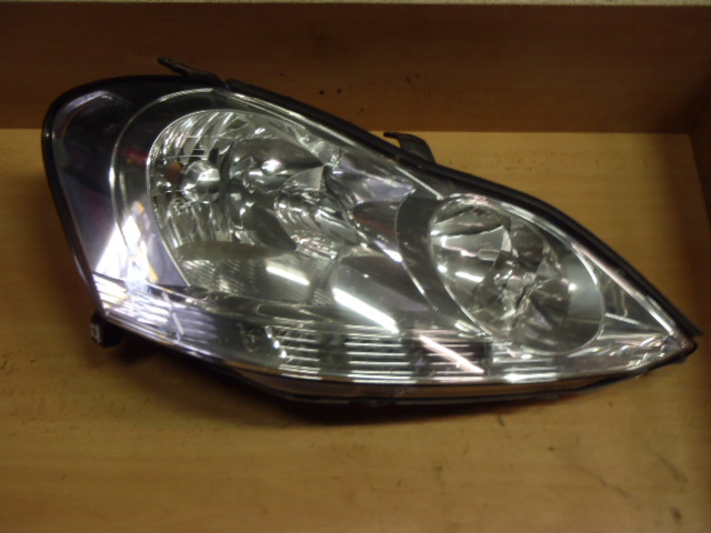 Přední světlo Avensis Verso P.