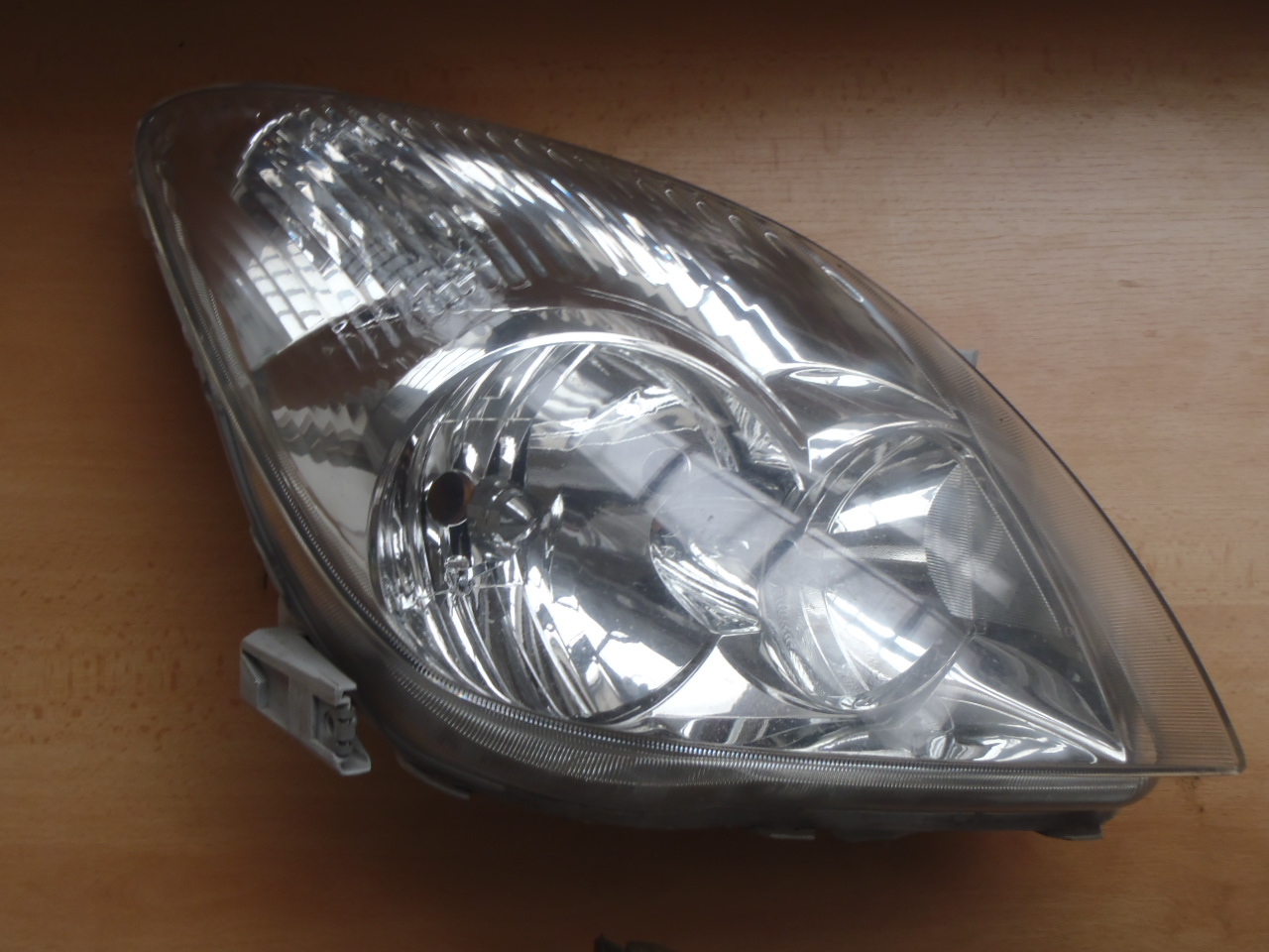 Přední světlo Corolla Verso P.2001-2004