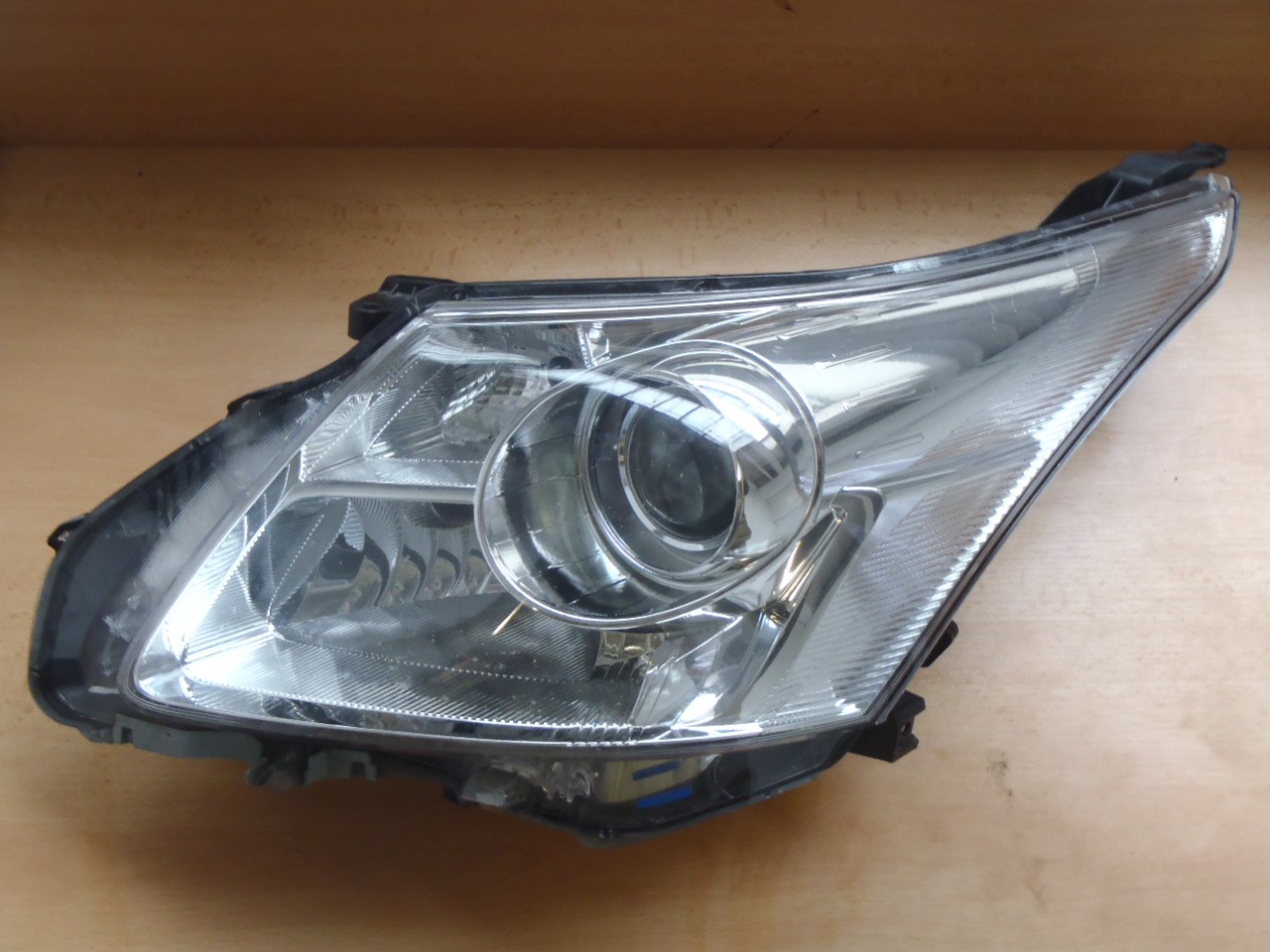 Přední světlo Avensis L. xenon 2009-2012