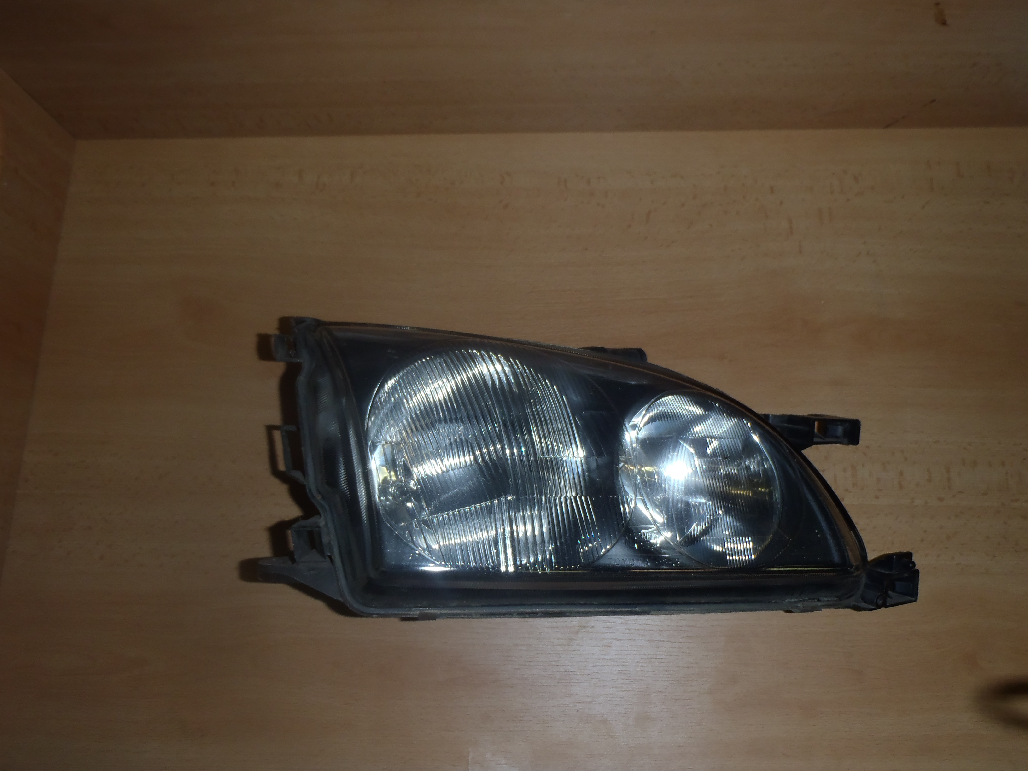 Přední světlo Avensis P. 1998-2000