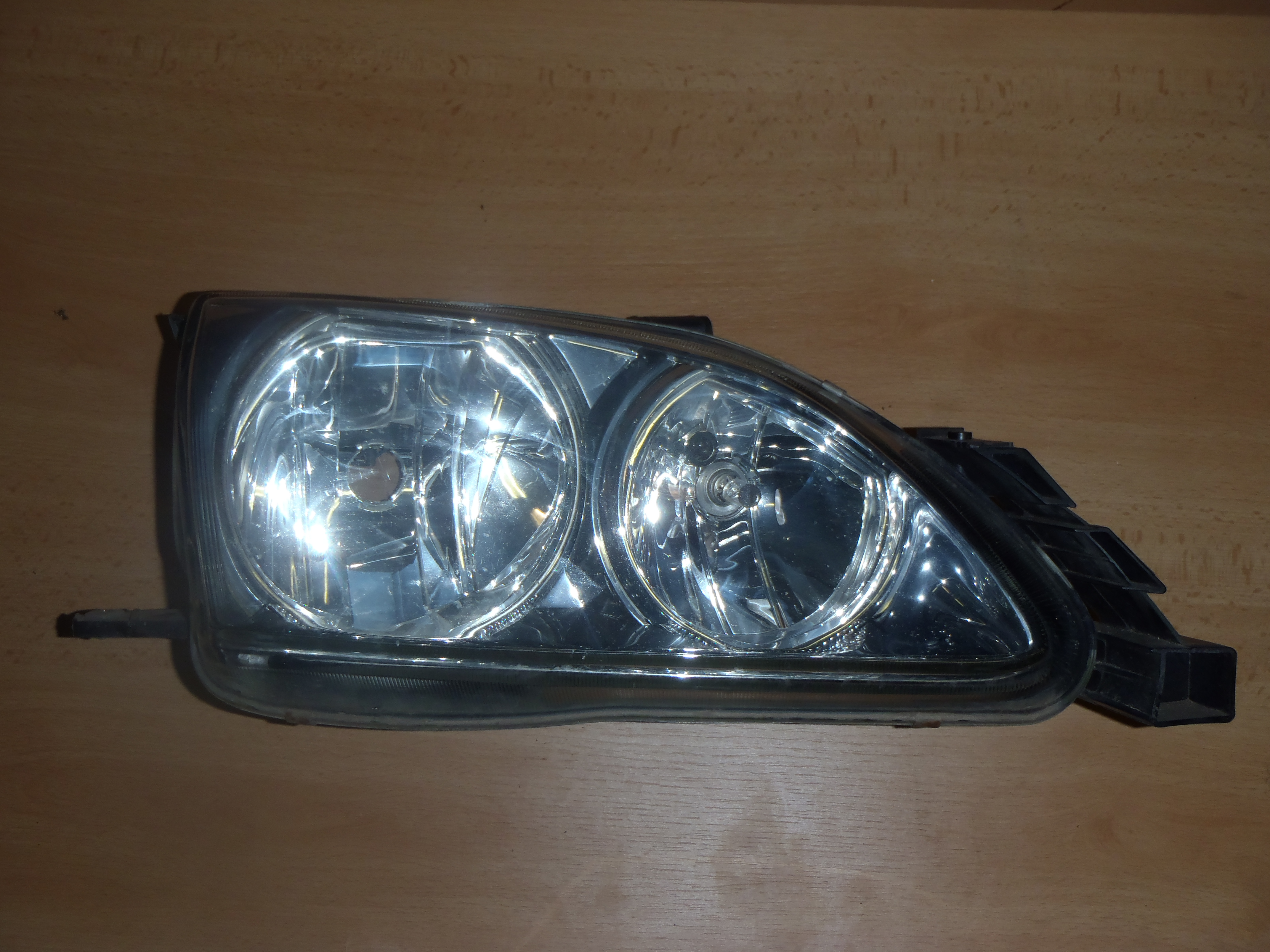 Přední světlo Avensis P. 2000-2003