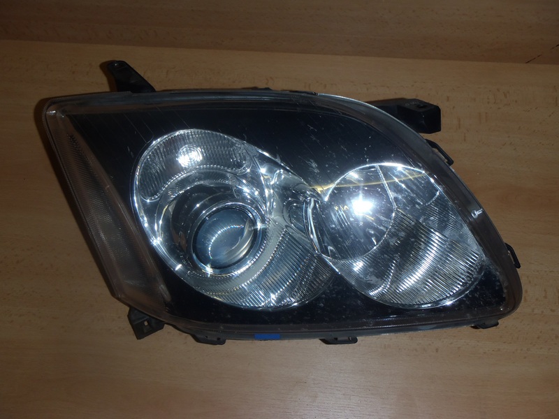 Přední světlo Avensis L.2000-2003