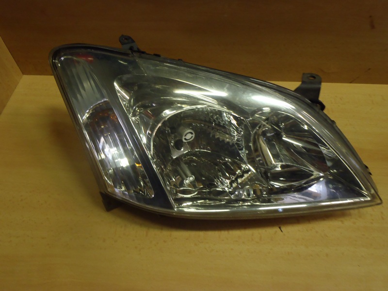 Přední světlo Corolla P. 2002-2004 Hatchback