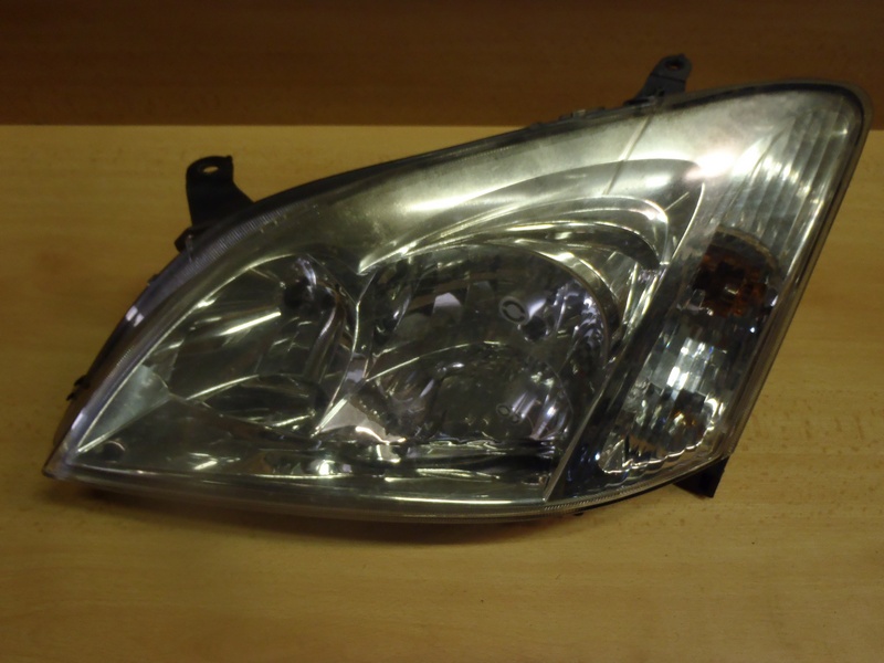 Přední světlo Corolla L. 2002-2004 hatchback
