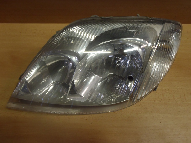 Přední světlo Corolla L. 2002-2004 sedan, combi