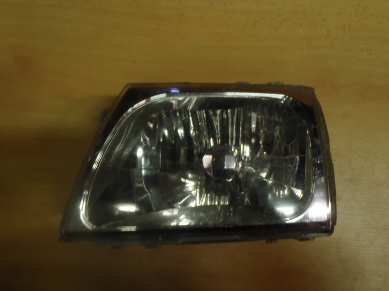 Přední světlo Hilux L. 2000-2005