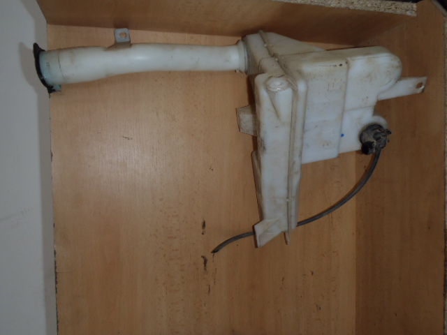 Nádobka ostřikovačů + motorek  Hilux