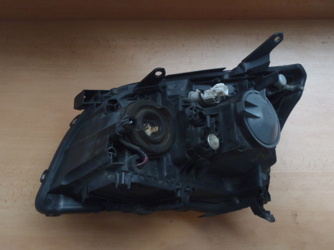 Přední světlo Avensis P.2005-2007