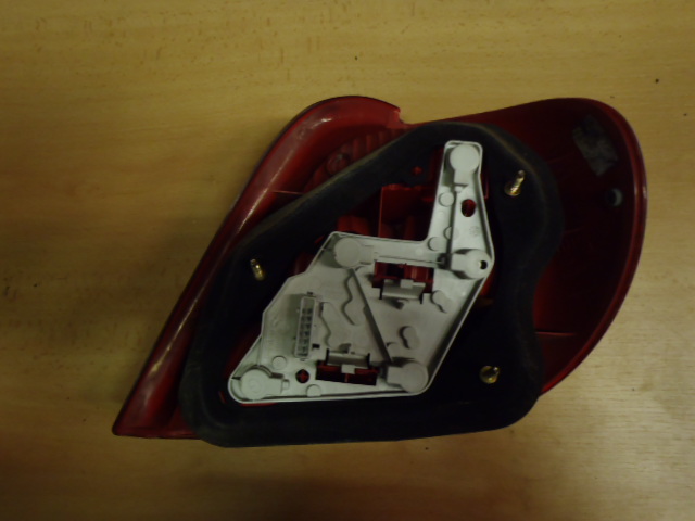 Zadní světlo Avensis L. liftback 2000-2003