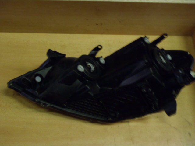 Přední světlo Avensis Verso P.