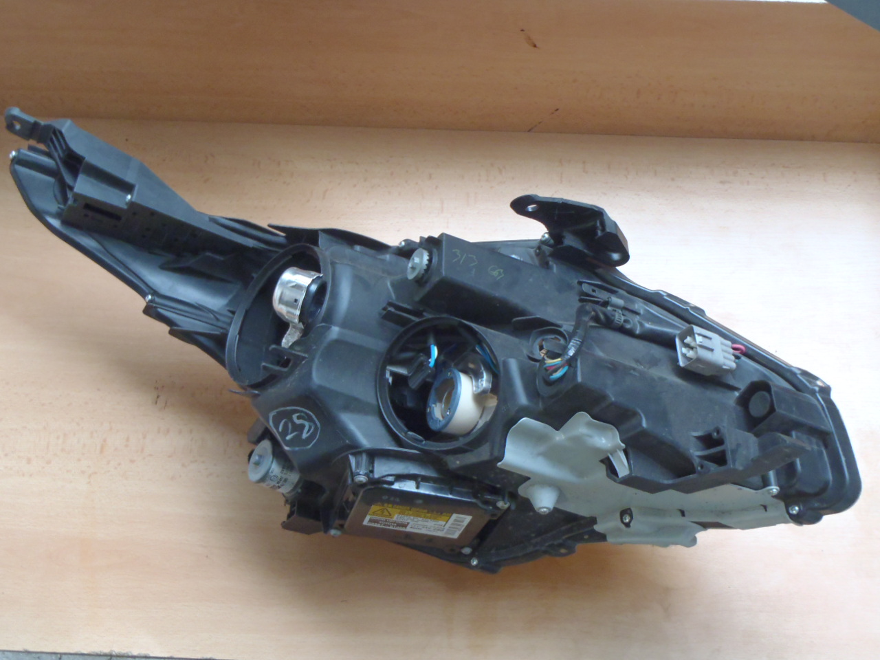 Přední světlo Avensis L. xenon 2009-2012