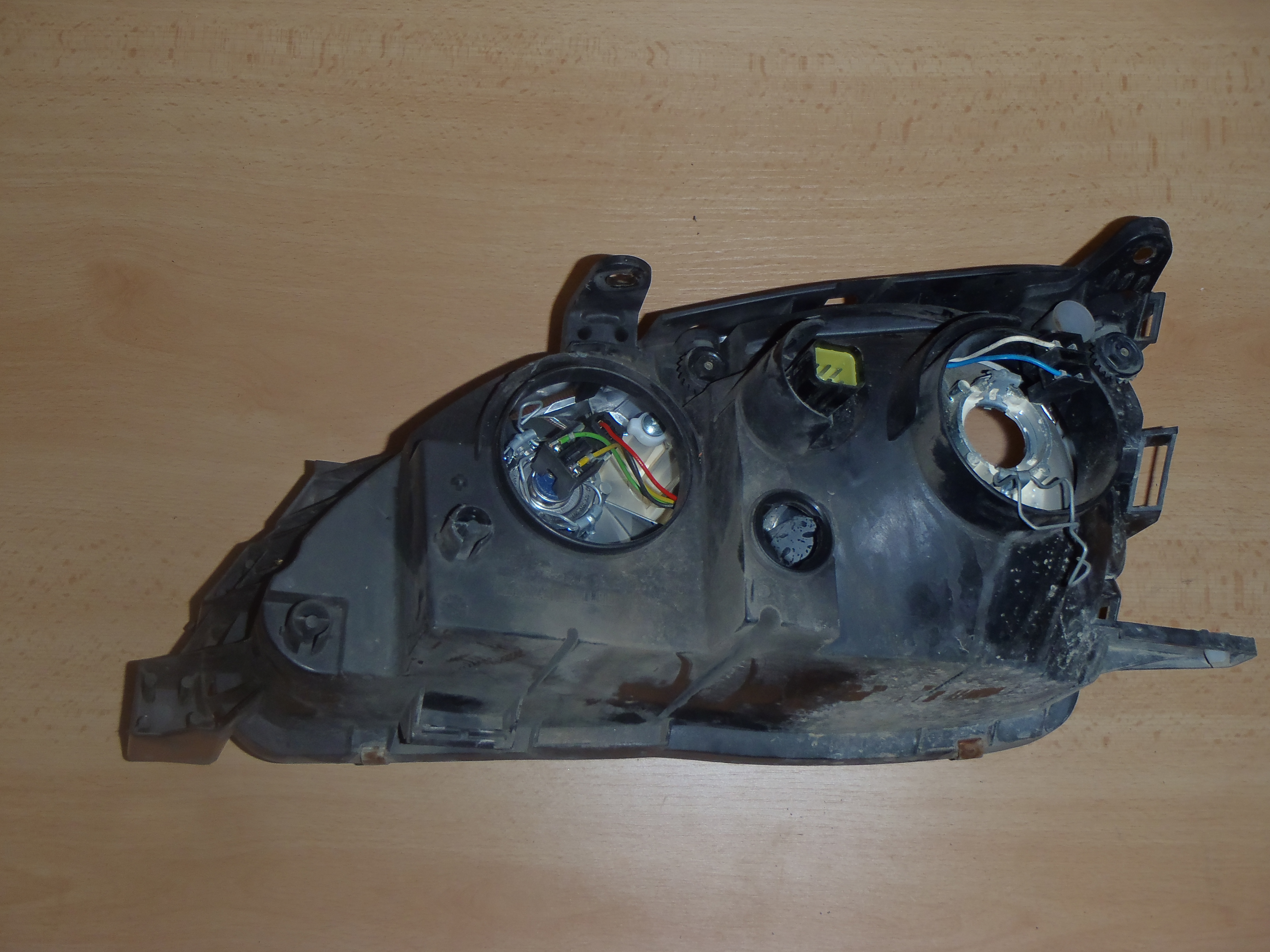 Přední světlo Avensis P. 2000-2003