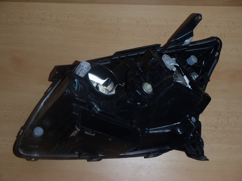 Přední světlo Avensis L.2000-2003