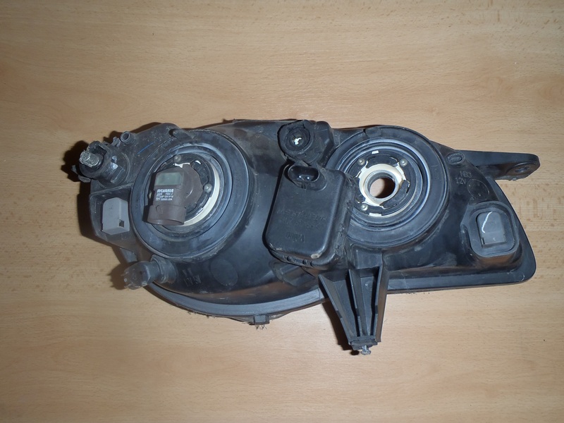 Přední světlo Corolla L. 2000-2002