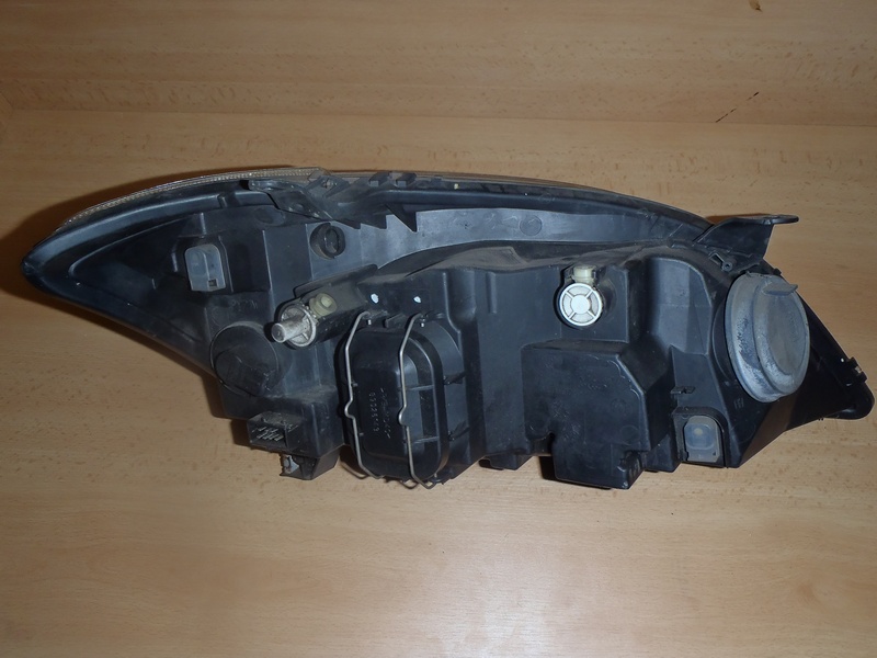 Přední světlo Corolla L. 2002-2004 hatchback