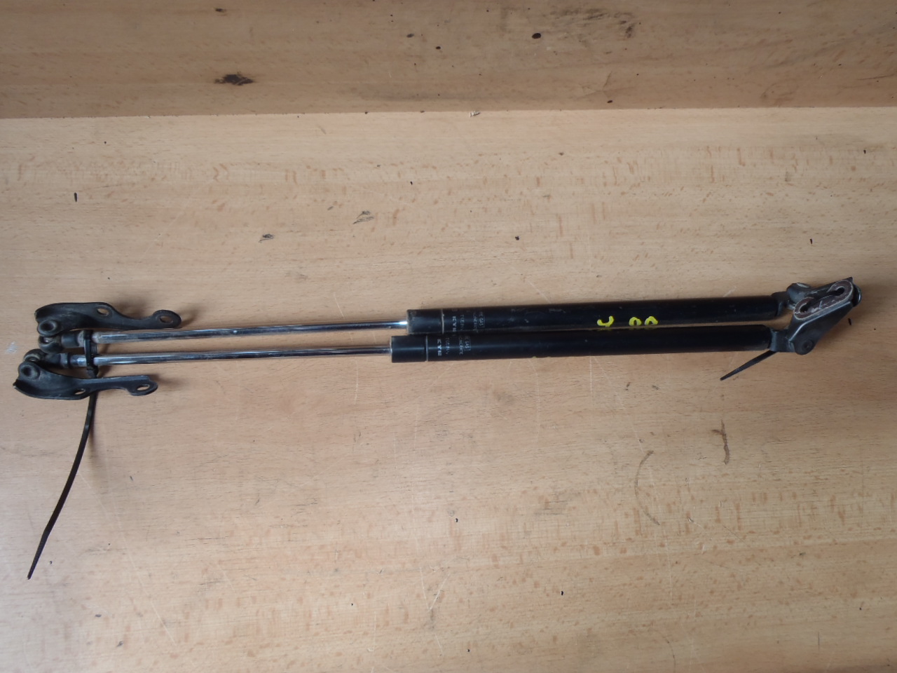 Vzpěry do kufru japonec