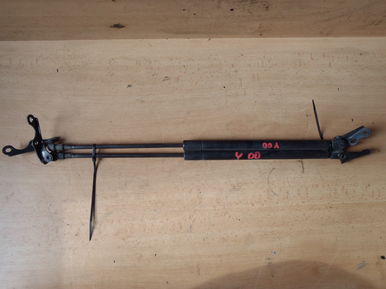 Vzpěry do kufru francouz