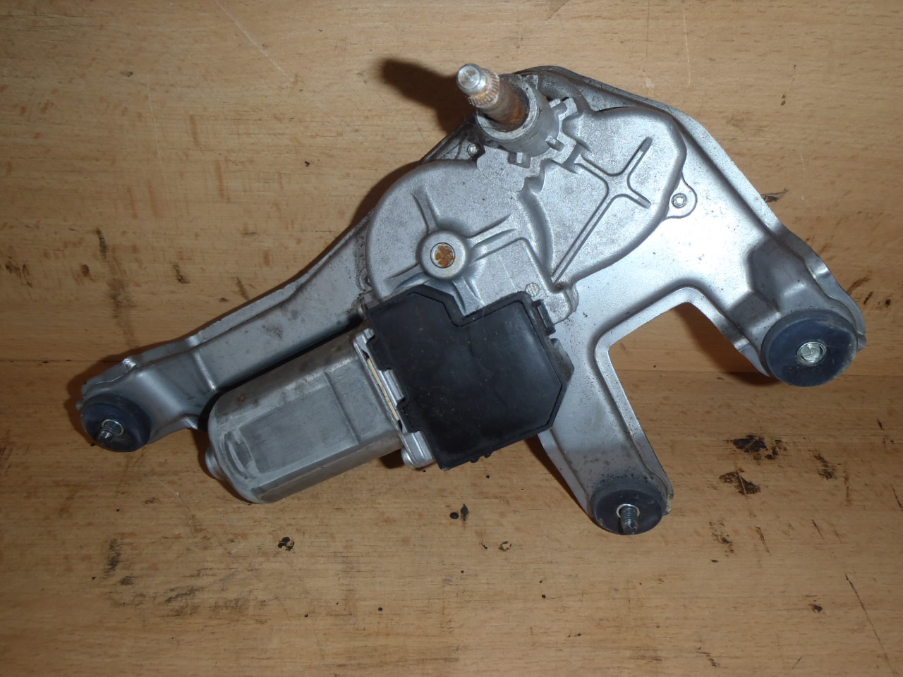 Motorek zadního stěrače