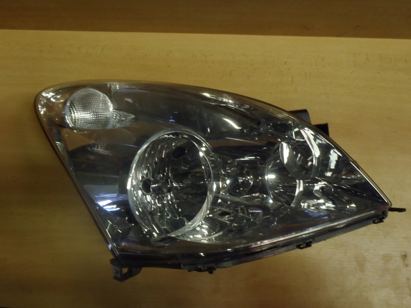 Přední světlo Corolla Verso P.2004-2007