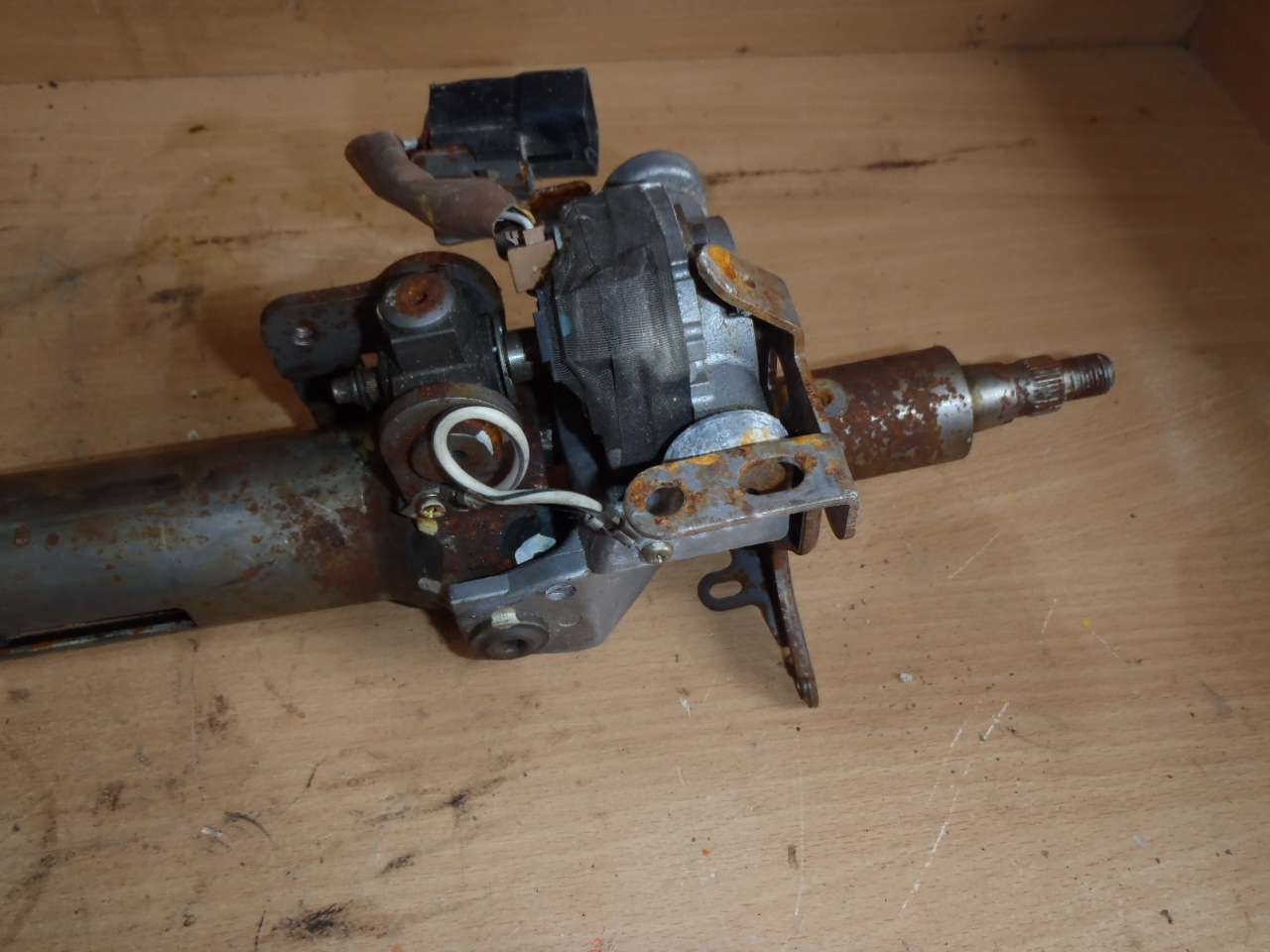 Motorek zdvihu volantu