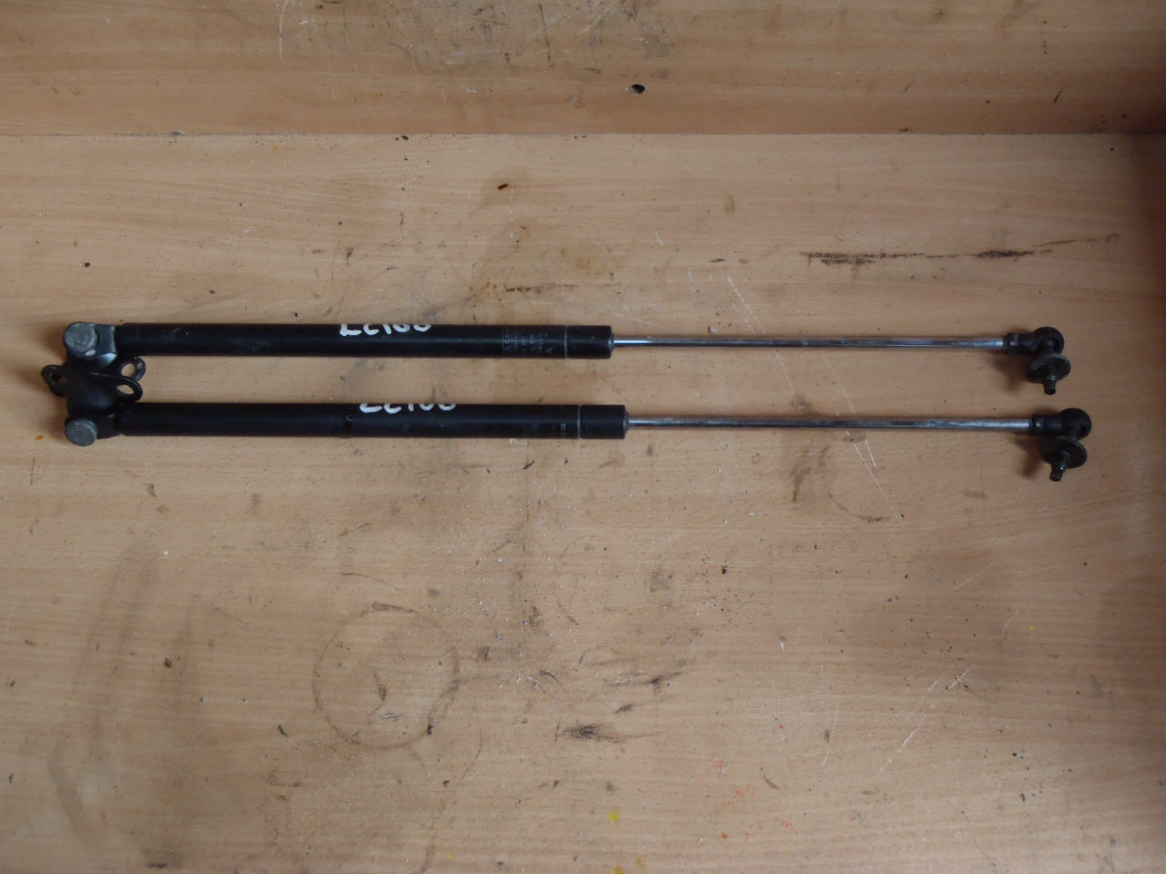 Vzpěry kufru (pár)