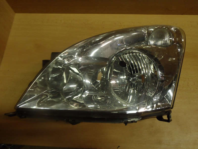Přední světlo Corolla Verso L.2004-2007