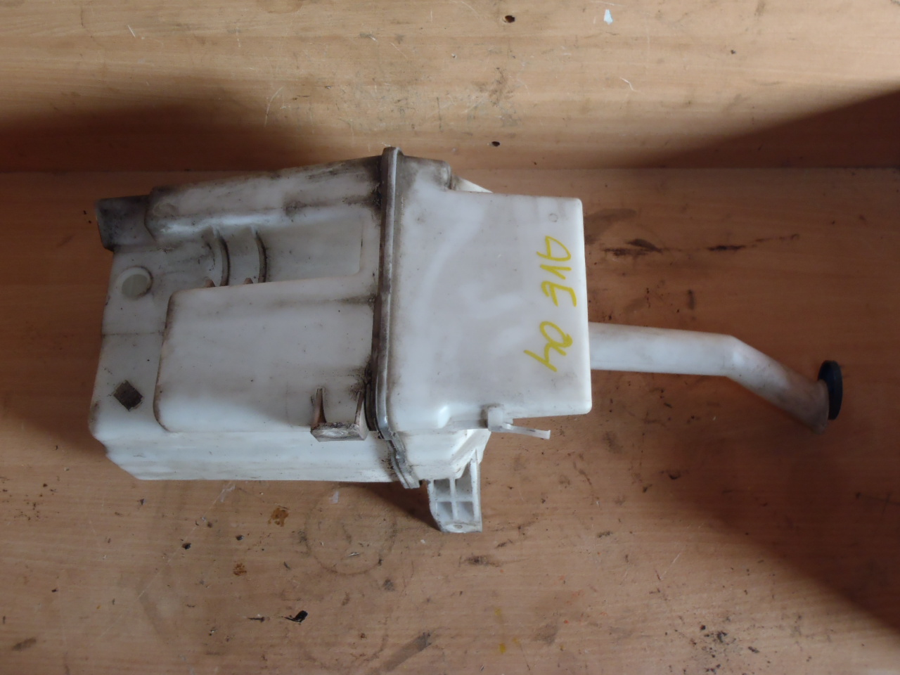 Nádobka ostřikovačů pro xenony