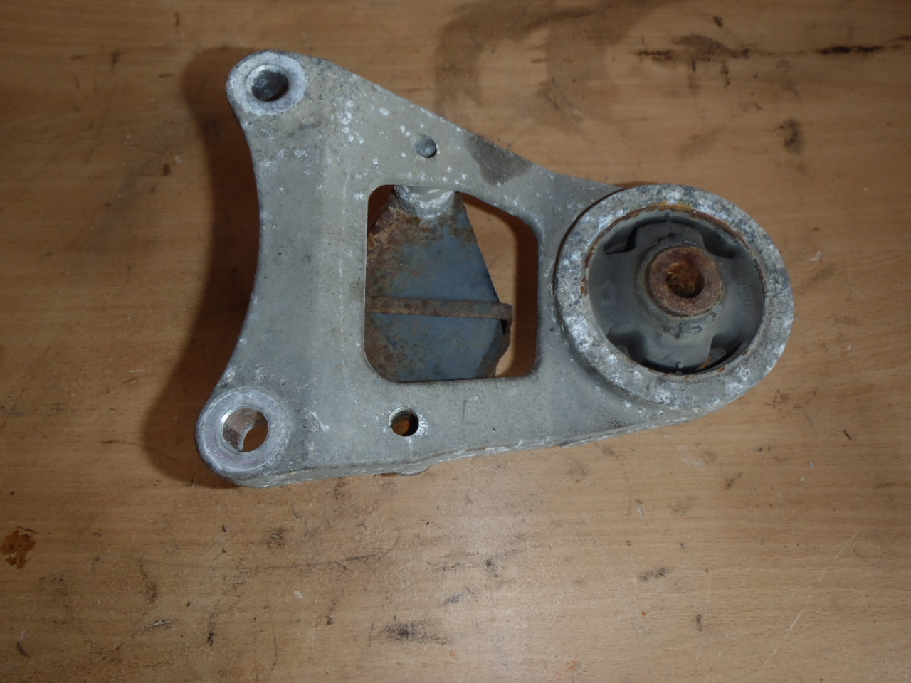 Silentblok diferenciálu L.