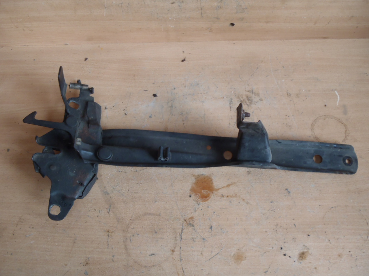 Držák zámku kapoty + zámek