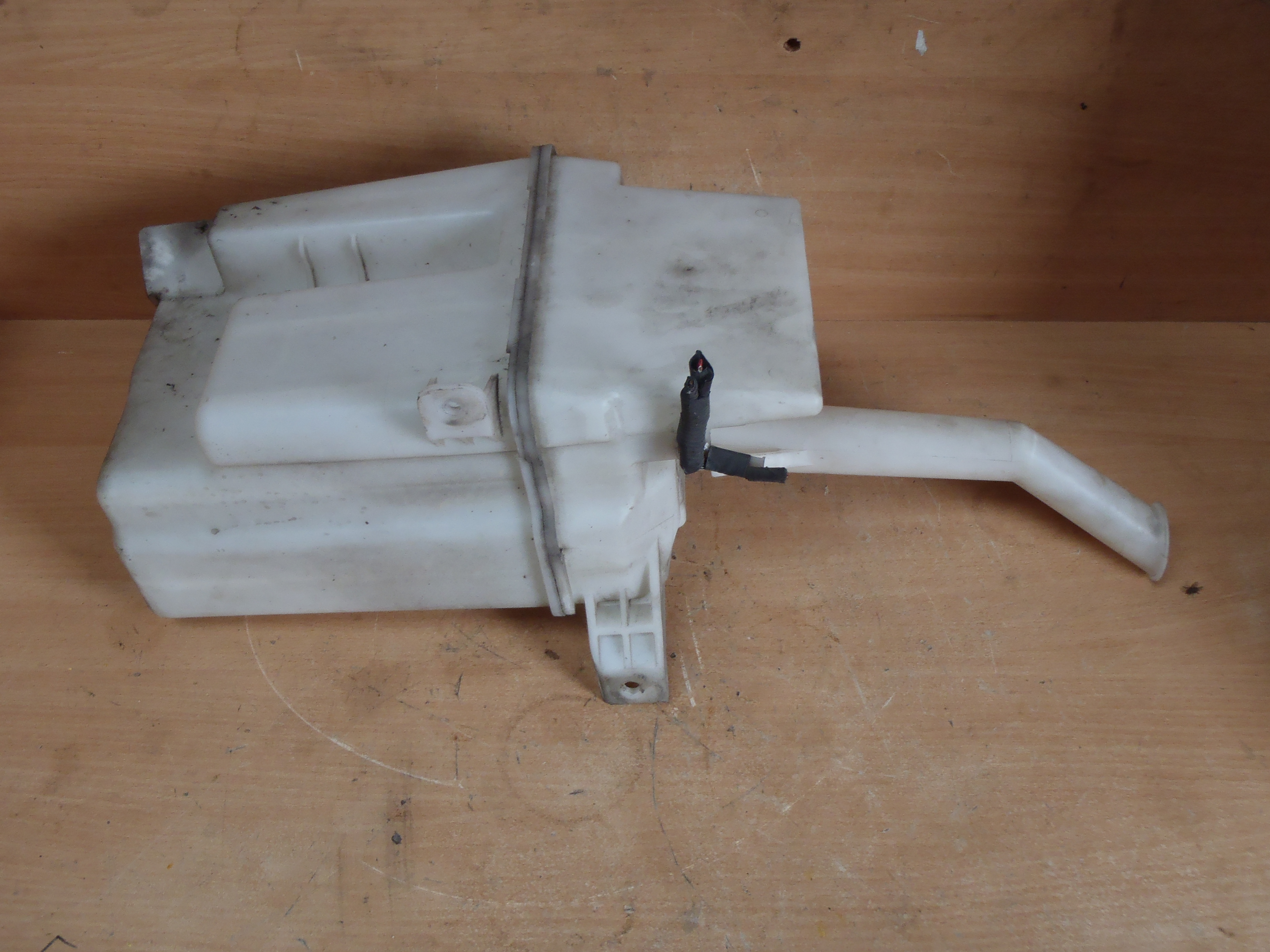 Nádobka ostřikovačů hatchback