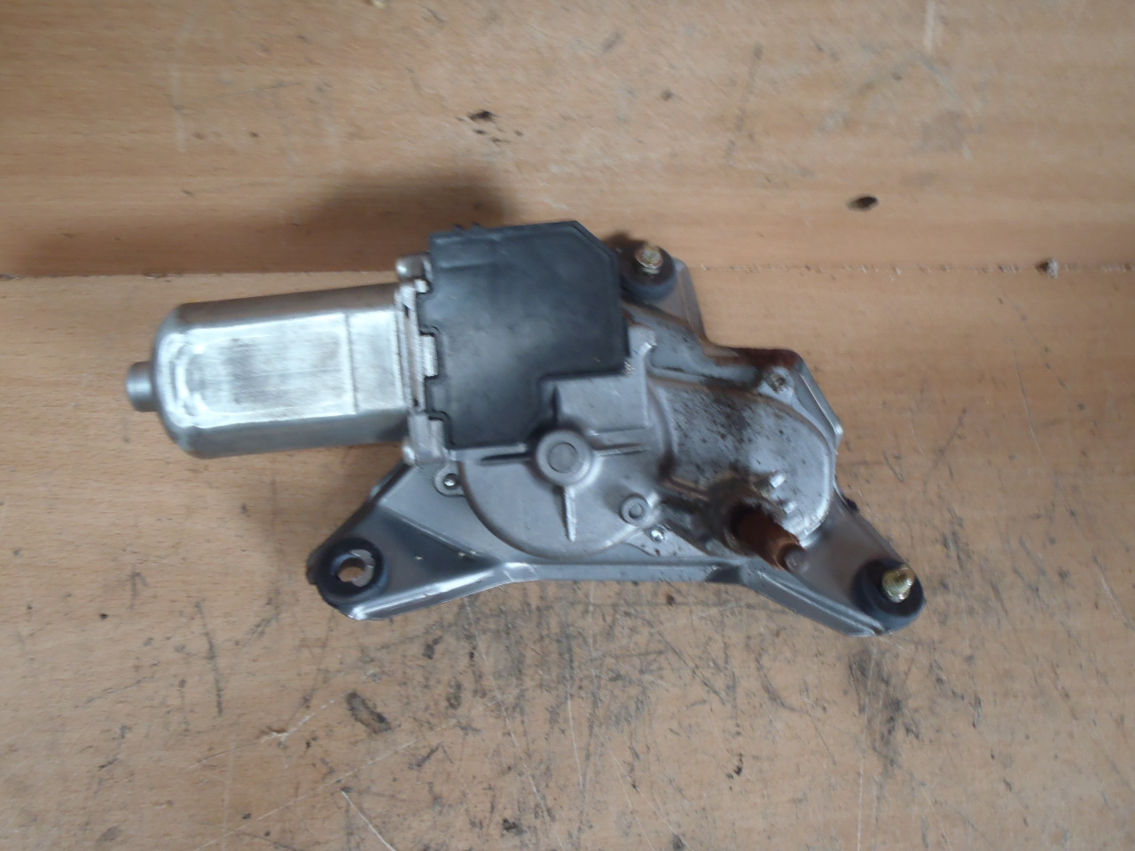 Motorek zadního stěrače