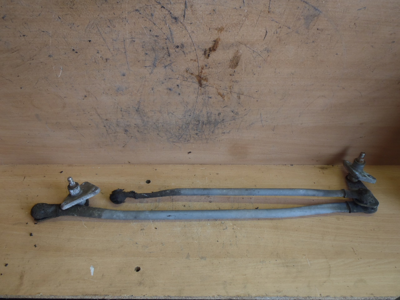 Táhla předních stěračů