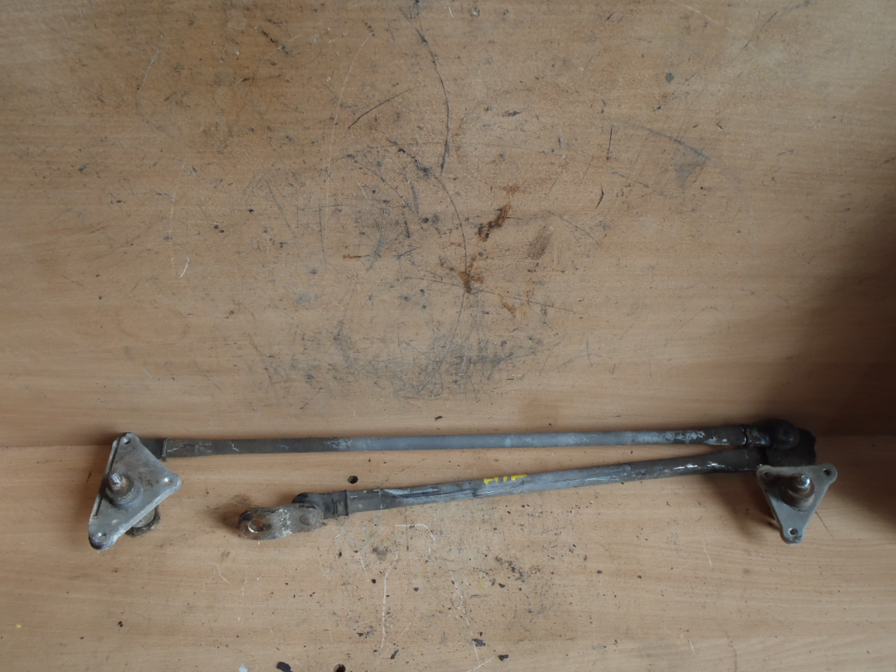 Táhla předních stěračů