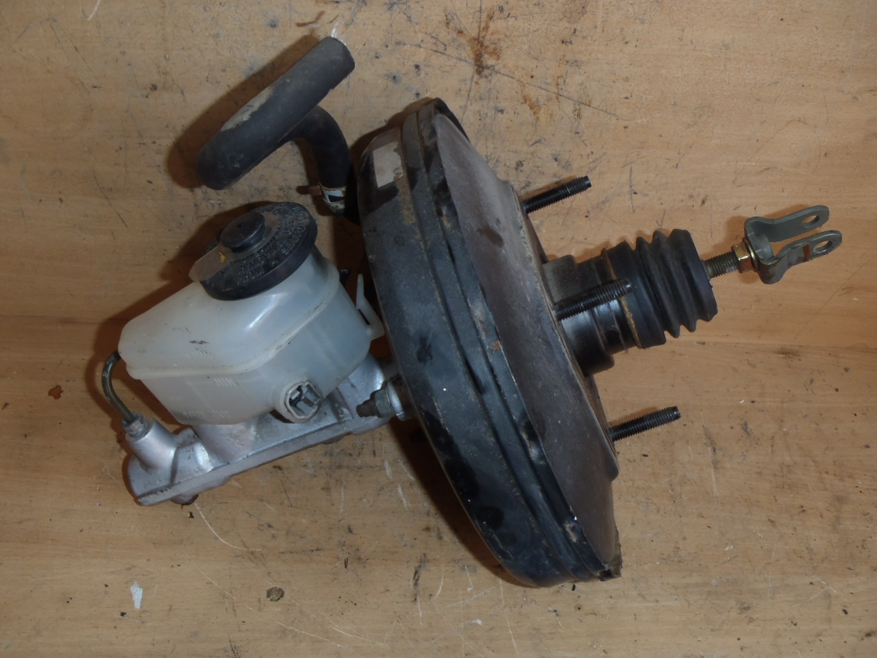 Brzdový válec s posilovačem