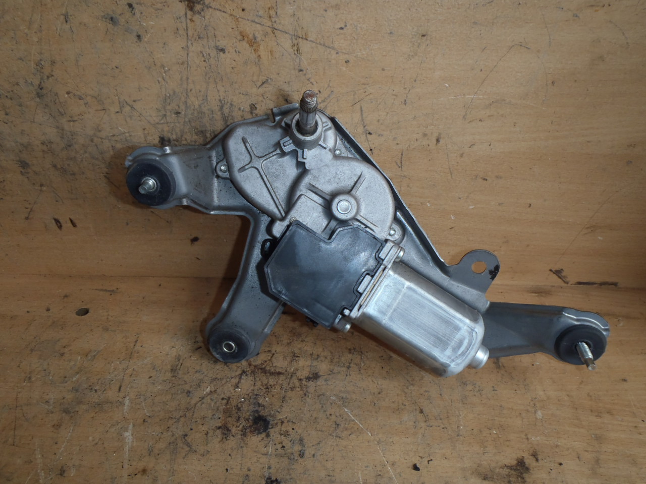 Motorek zadního stěrače pro rezervu 