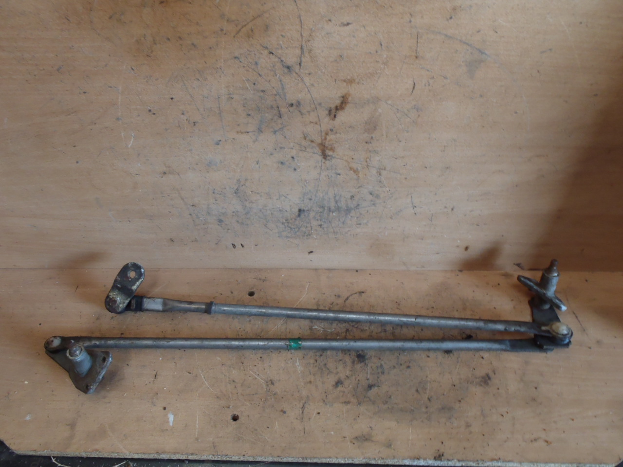 Táhla předních stěračů