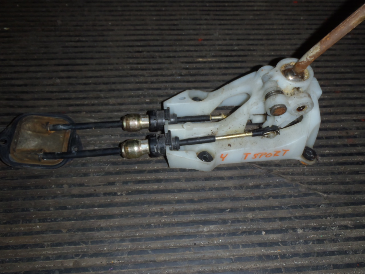 Táhla řazení + kulisa 1.5 VVT-i Sport