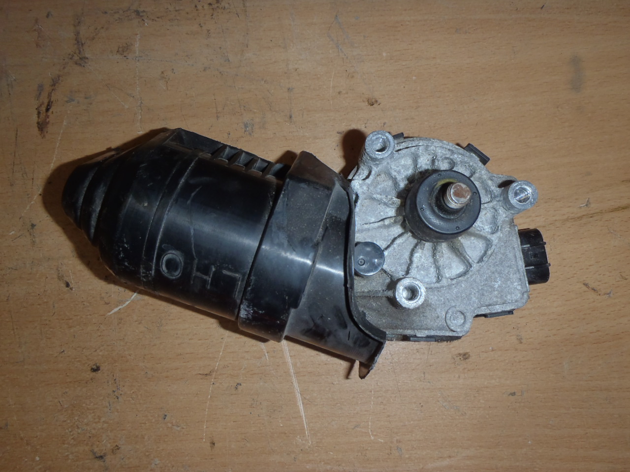 Motorek předních stěračů