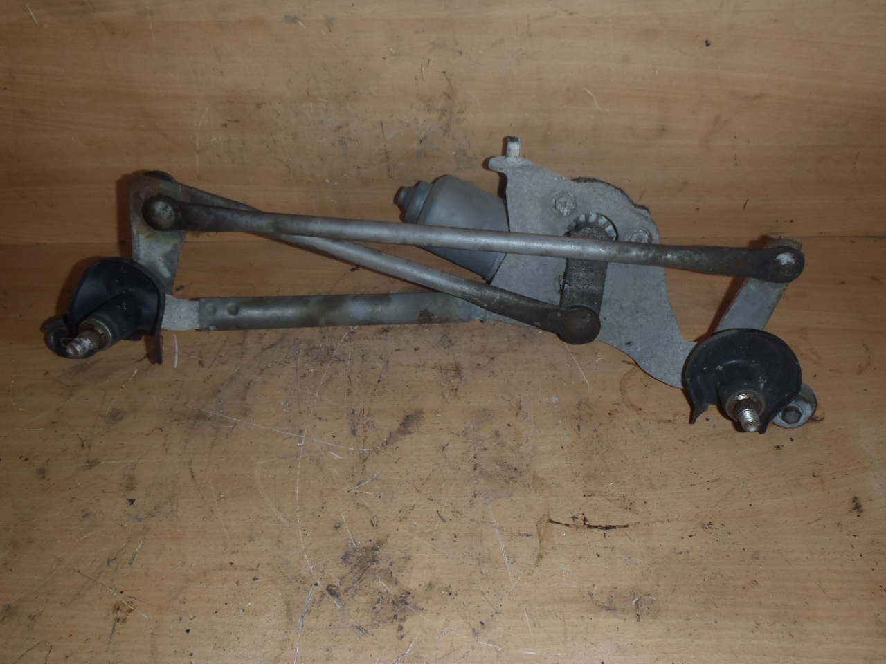 Motorek stěračů + táhla