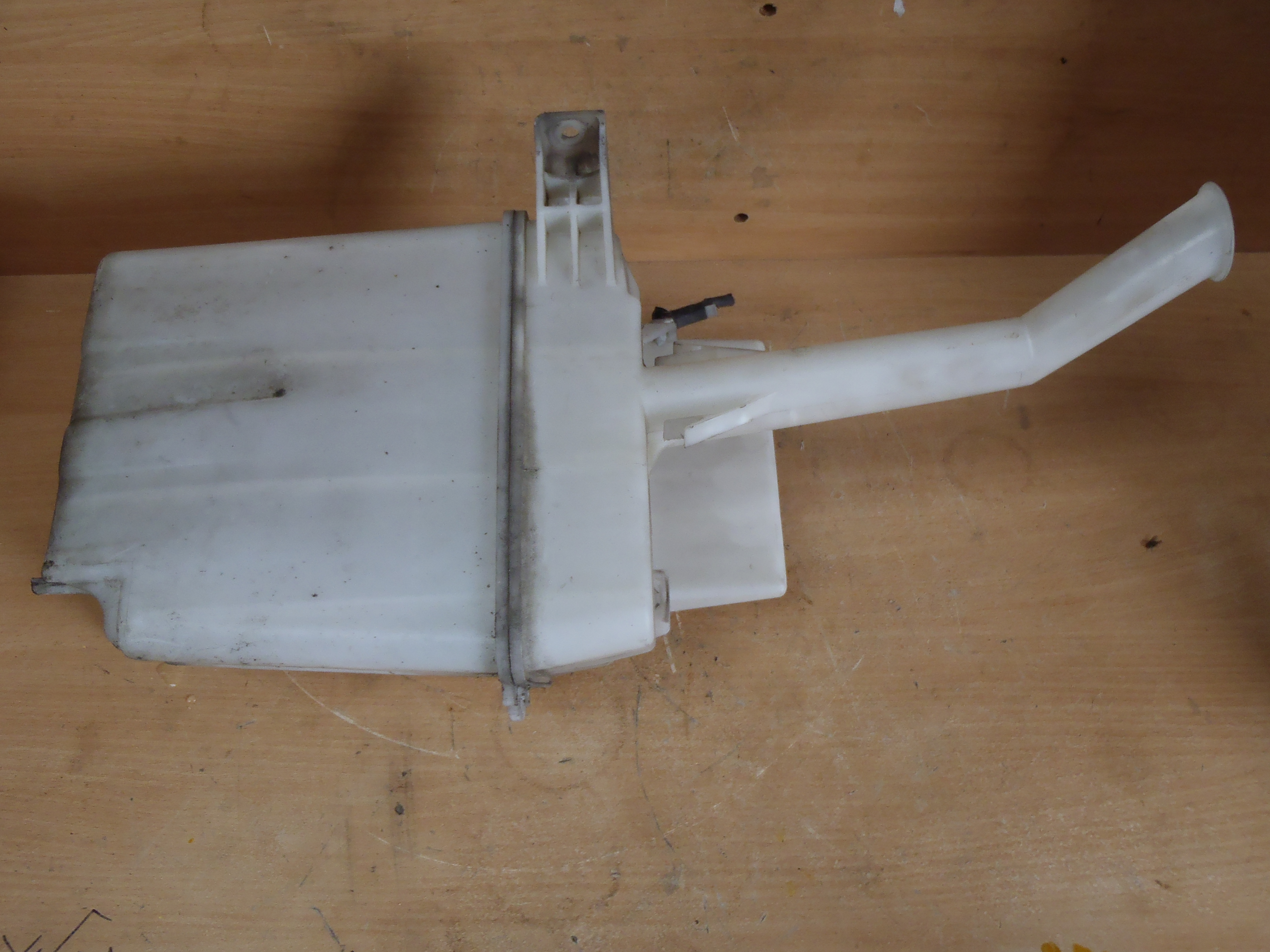 Nádobka ostřikovačů hatchback