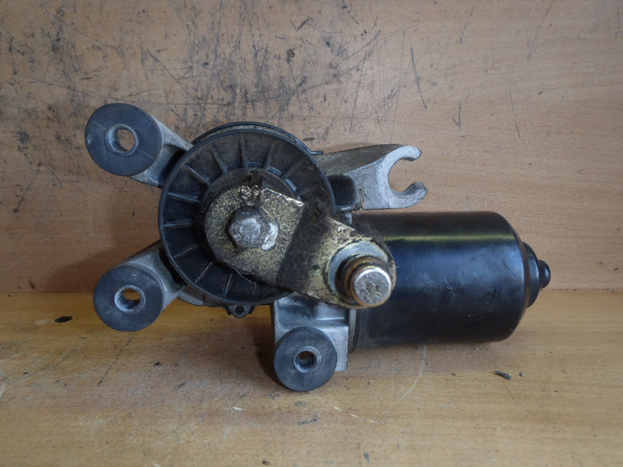 Motorek předních stěračů