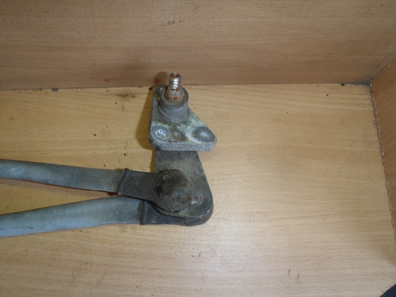 Táhla předních stěračů