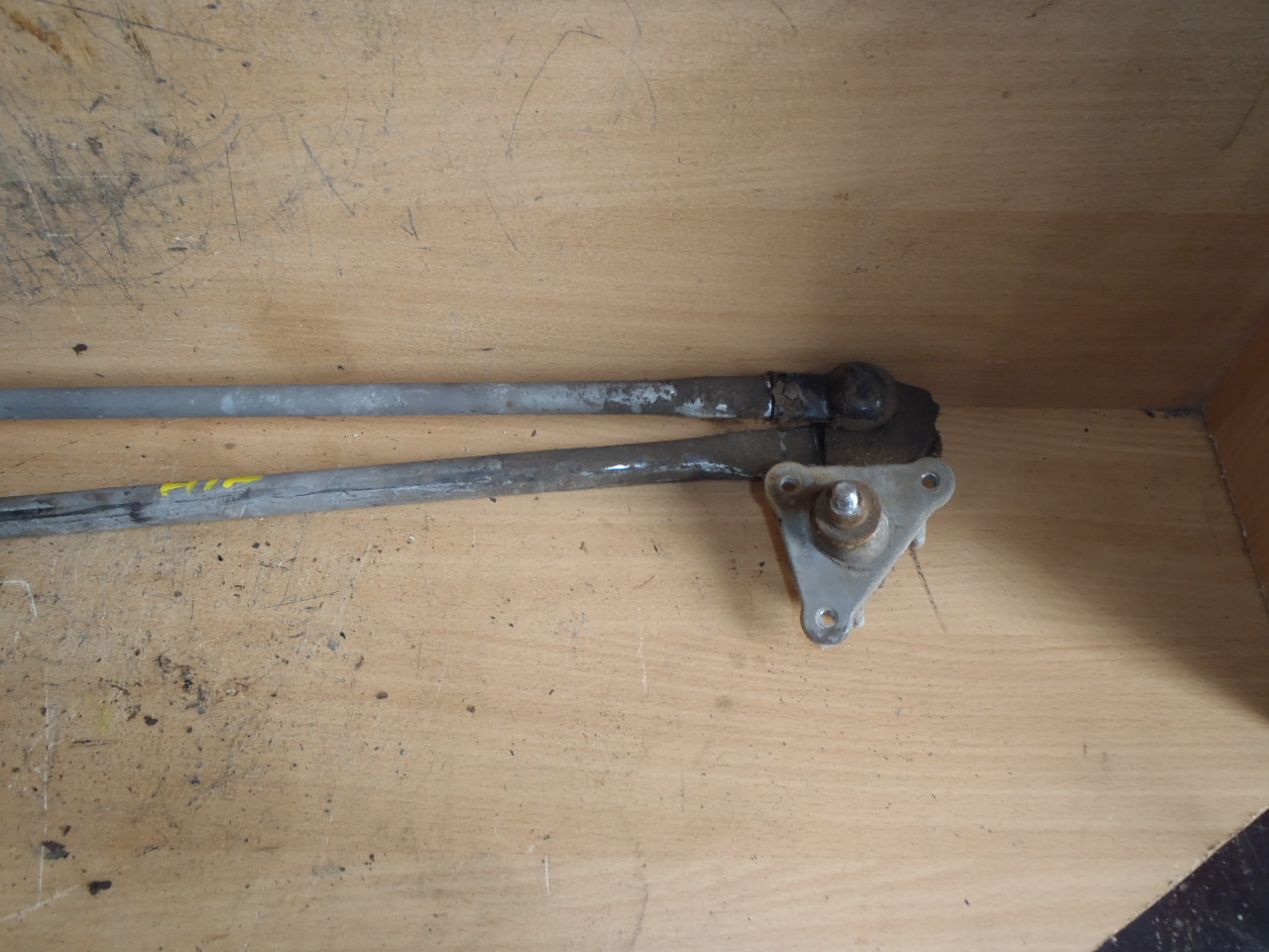 Táhla předních stěračů