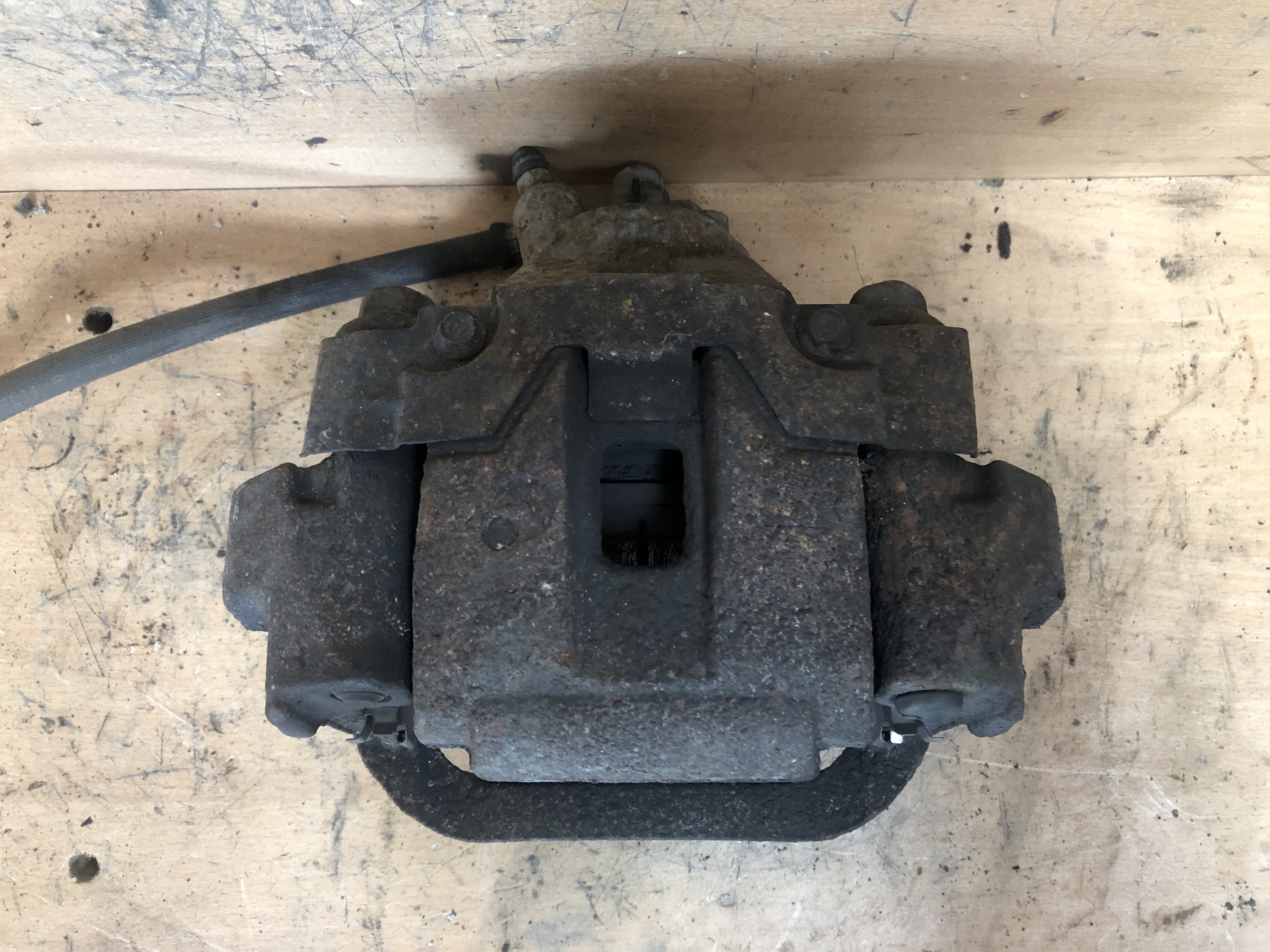 Levý zadní brzdič