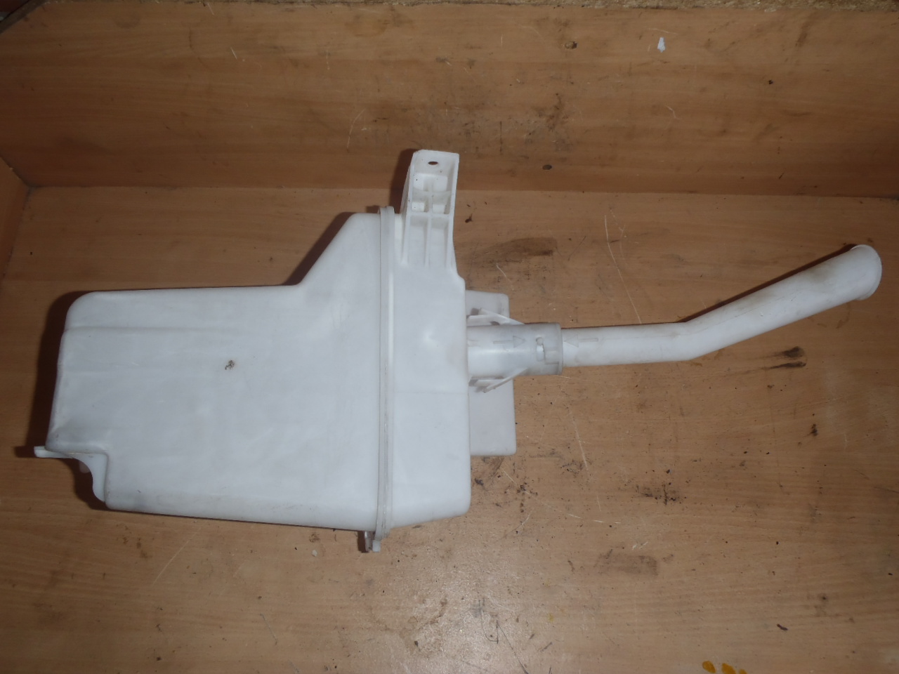 Nádobka ostřikovačů bez xenonu