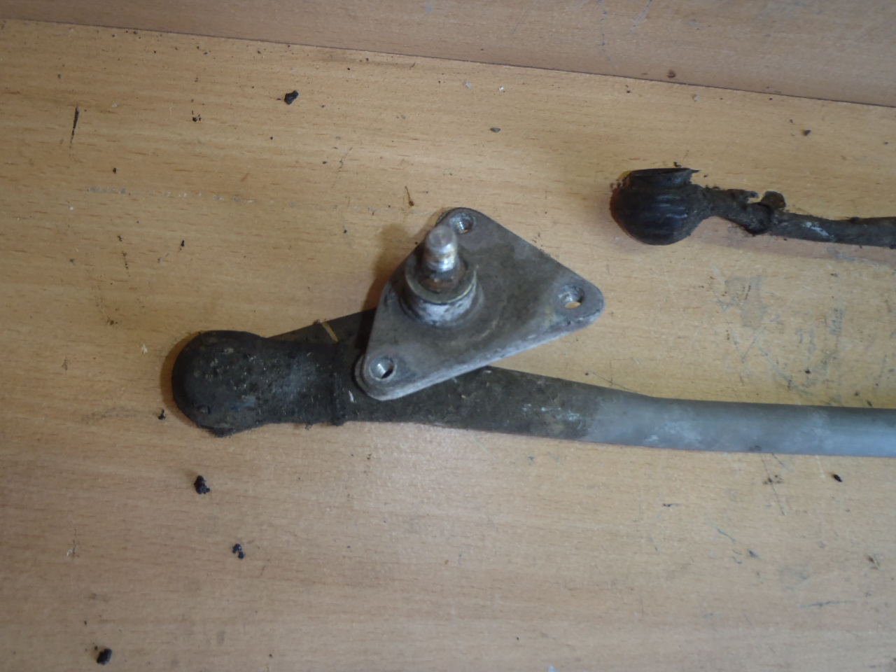 Táhla předních stěračů